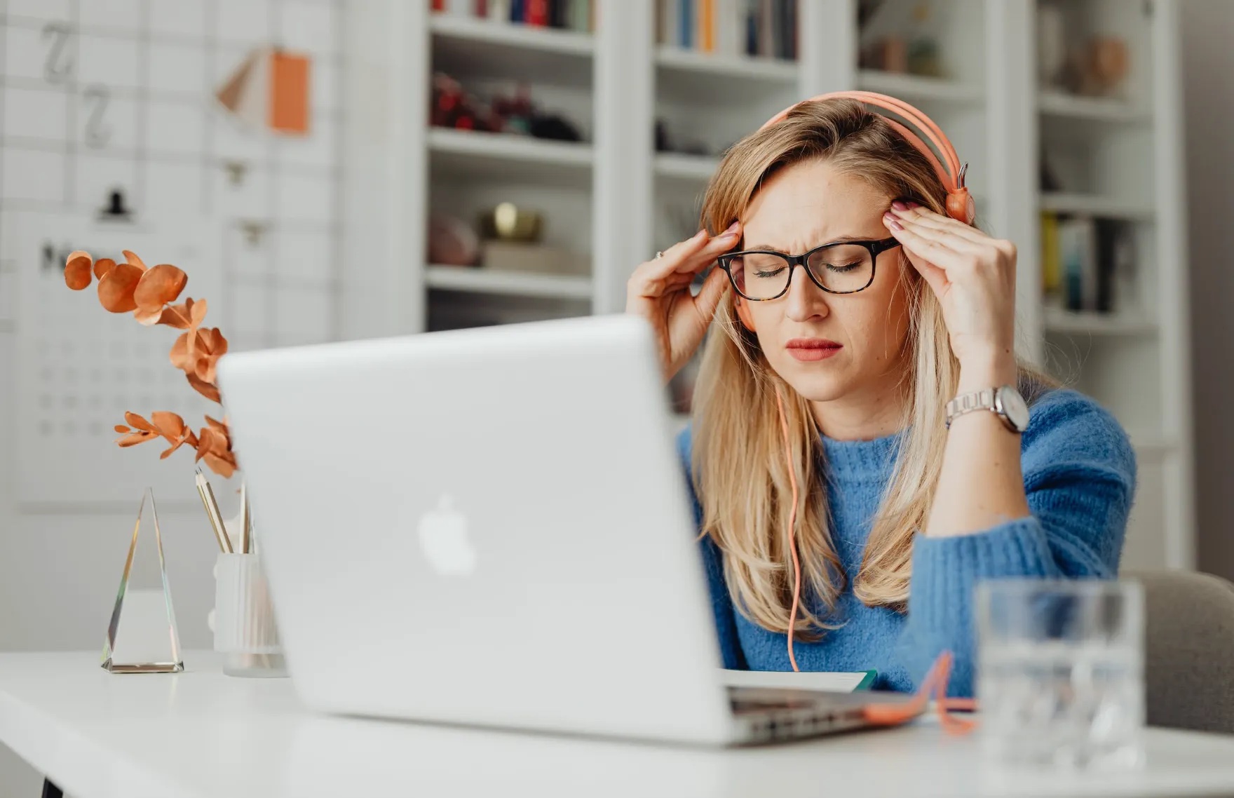 Woman sitting at the laptop stressed. Image: Pexels - Karolina Grabowska