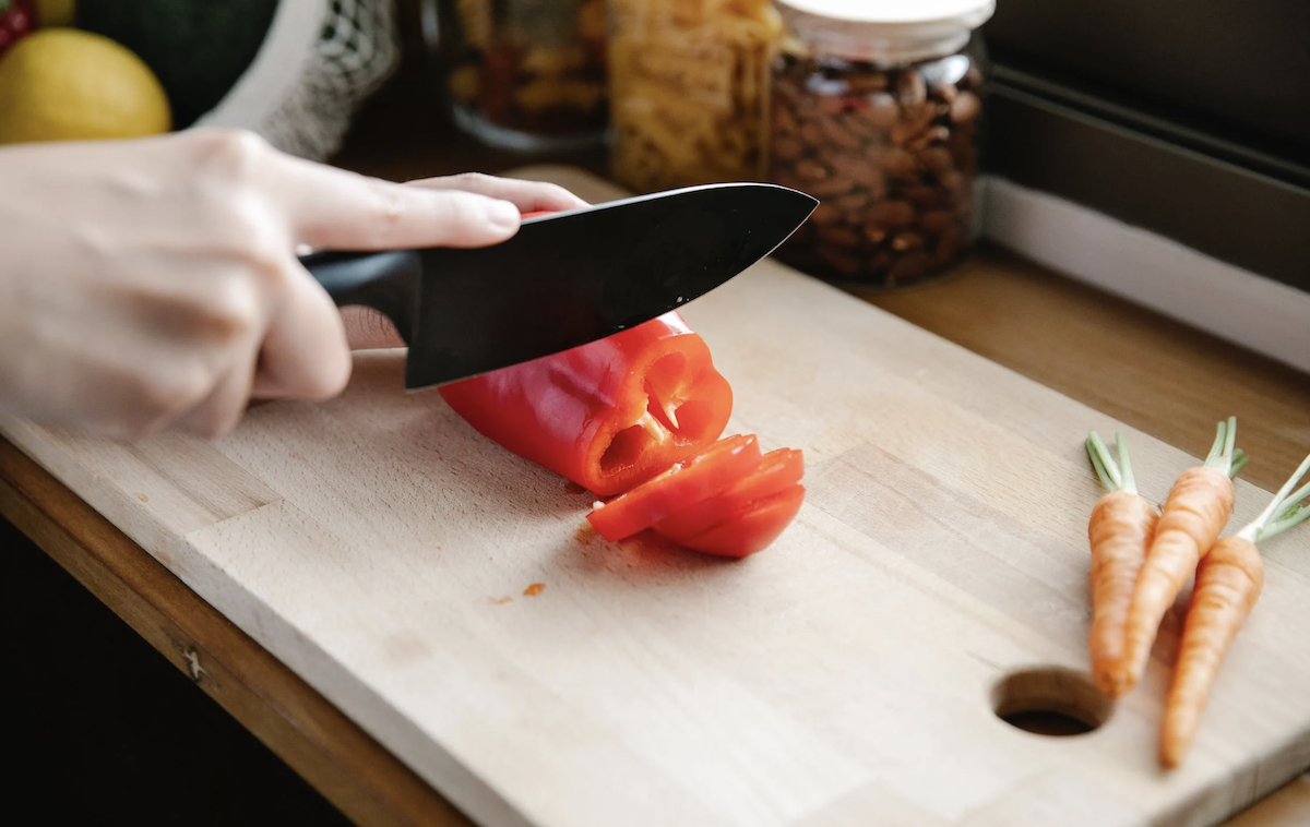 Cutting vegetables Image: Pexels - Sarah Chai
