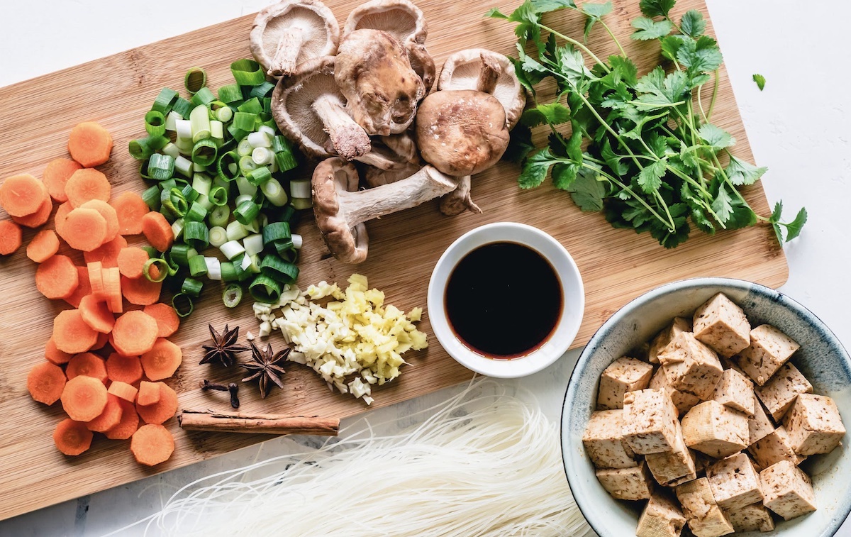 Cutting board with vegetables. Image: Pexels - Ella Olsson
