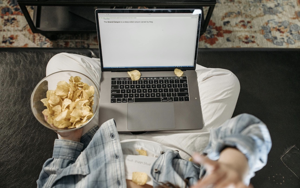 Mindless eating. Image: Pexels - Pavel Danilyuk