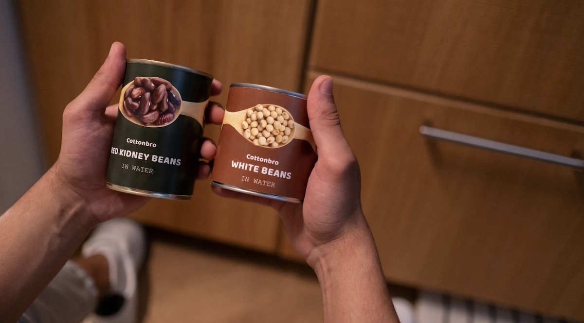 Comparing canned food. Image: Pexels - Ron Lach