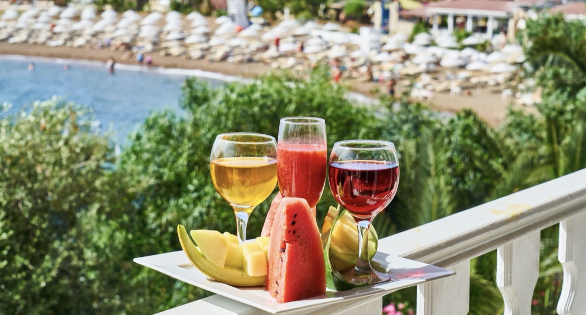 Wine and fresh fruit Image: Pexels - Engin Akyurt